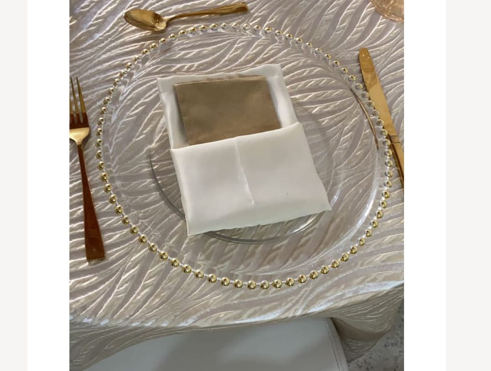 Platos base dorados para alquiler en eventos