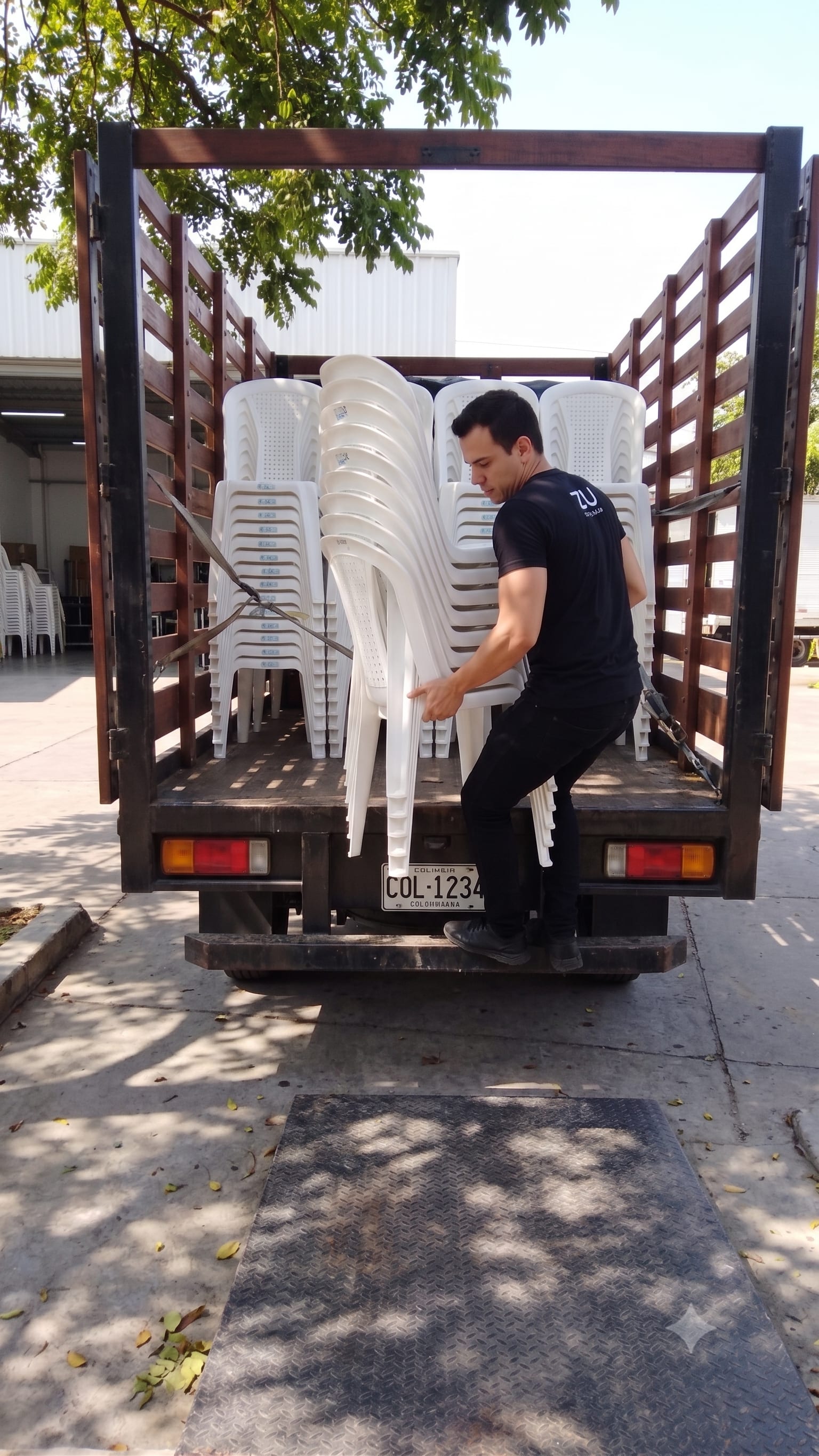Entrega de sillas para alquiler de eventos en Barranquilla